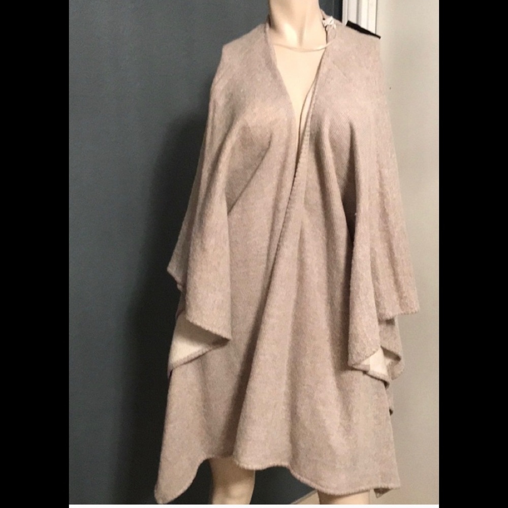 NWT Guess Poncho - One size fits all